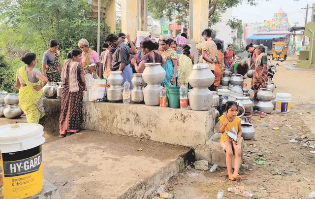 పార్వతిపురం మండలానికి కోటవేటు దూరంలో ఉన్న పుట్టూరు గ్రామంలో ప్రజలు త్రాగునీటికి తీవ్ర కష్టాలు